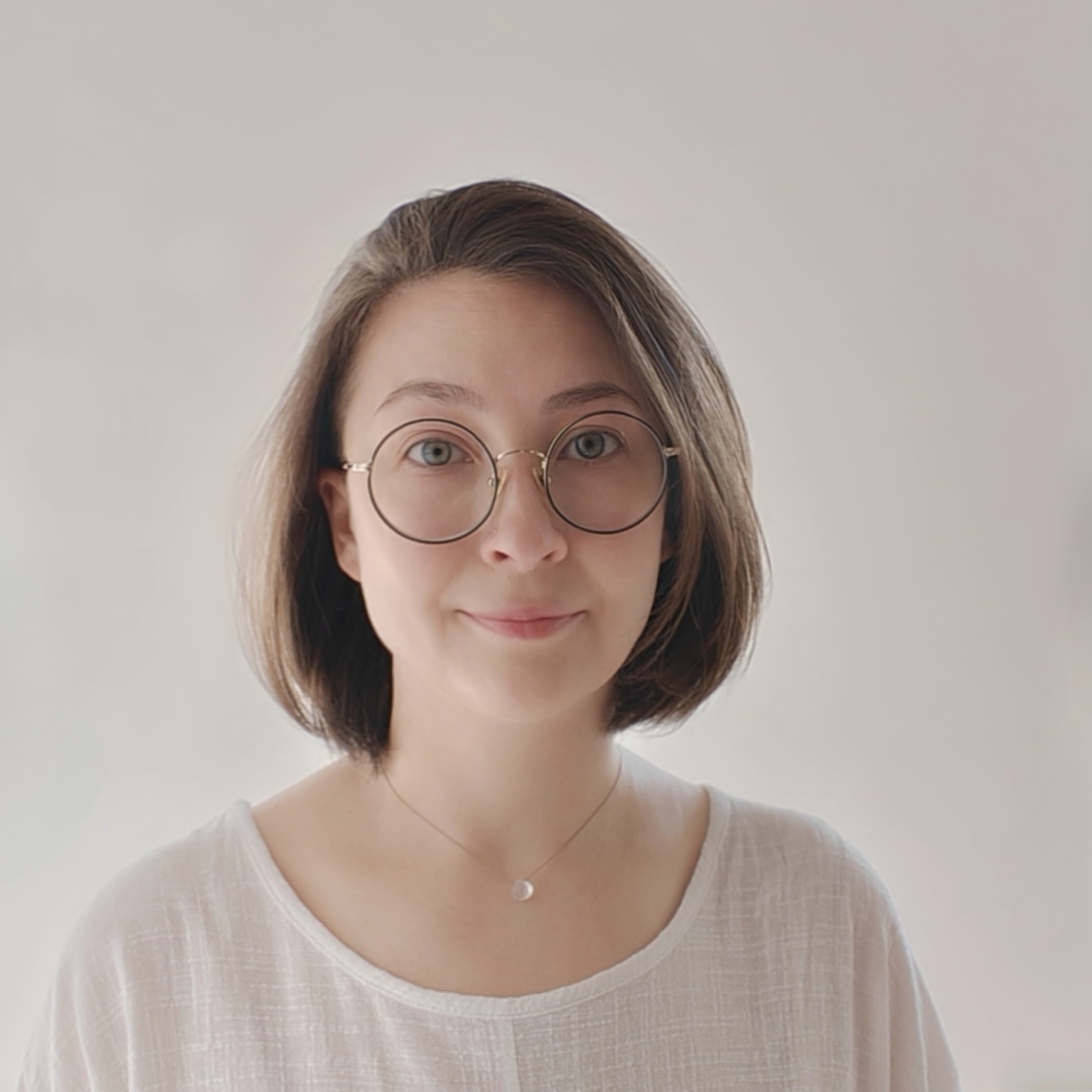Portrait of Victoria Najart, intuitive healer in Menton