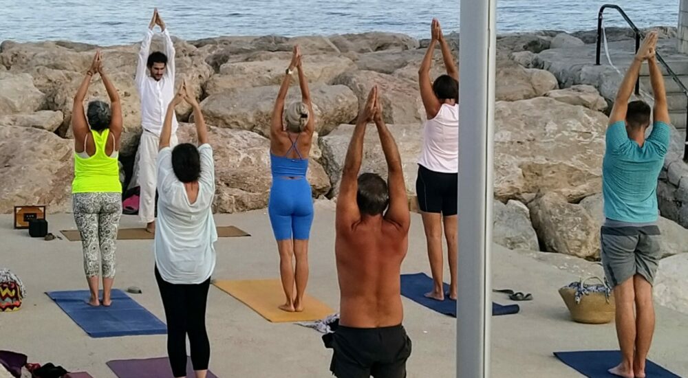 yoga-outdoor-class-padmaspace-menton-01 People practicing outdoor yoga by the sea in Menton